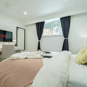 Homestay With Working Space, Equipped Kitchen, Comfortable Bed, Toronto